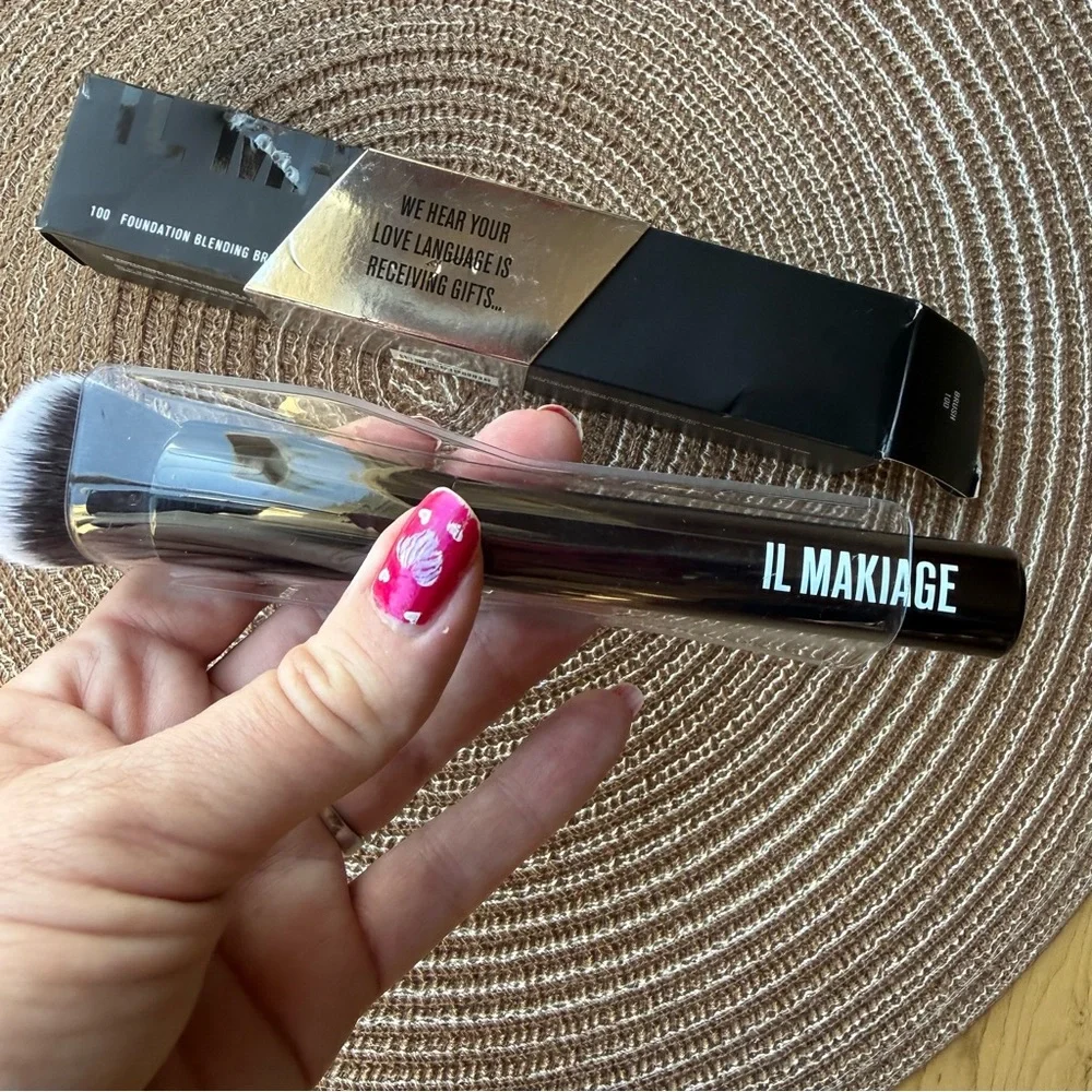 NEW - IL MAKIAGE - FOUNDATION BLENDING BRUSH #100 - BEST SELLING!